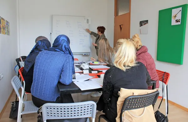 Čeprav 20-urni tečaj prinaša le seznanitev z osnovami jezika, 
bo mladim Makedonkam olajšal sporazumevanje  v vsakdanjem življenju.