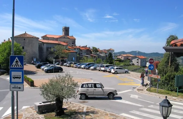 V Šmartnem so primerni prostori za vinoteko, a so premajhni ali potrebni temeljite obnove. 