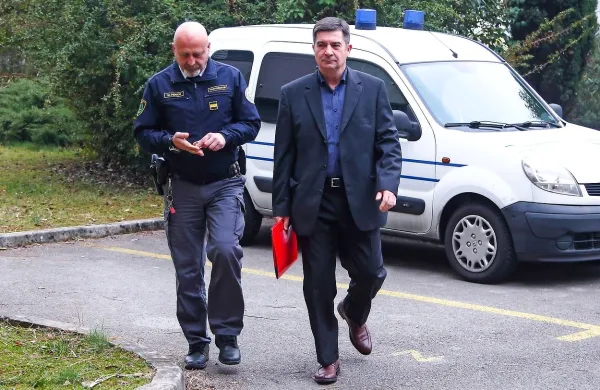Robert Časar v spremstvu policista na enem izmed sojenj v 
Kopru. 