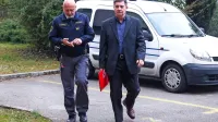Robert Časar v spremstvu policista na enem izmed sojenj v 
Kopru. 