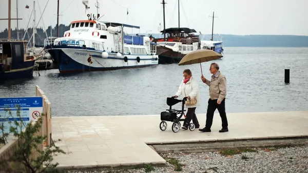  Zaradi varčevanja v preteklih letih upokojenci prejemajo za 
8,4 odstotka nižje pokojnine, kot bi jih morali. 
