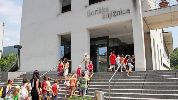 Mesto je novo knjižnico dobilo na kulturni praznik leta 
2000.