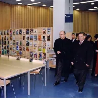 Na odprtju Goriške knjižnice sta si Ravnikarjevo arhitekturno 
mojstrovino z zanimanjem ogledala tedanji predsednik vlade 
Janez Drnovšek in direktor knjižnice Rajko Slokar (desno).