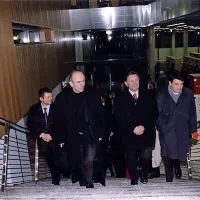 Na odprtju Goriške knjižnice sta si Ravnikarjevo arhitekturno 
mojstrovino z zanimanjem ogledala tedanji predsednik vlade 
Janez Drnovšek in direktor knjižnice Rajko Slokar (desno).  