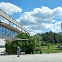 Oba kulturna hrama v mestu povezuje skupna ploščad.