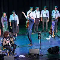 V razprodani dvorani Kulturnega doma Izola je Rudi Bučar 
predsinočnjim krstil svoj peti studijski album, Šentiment.