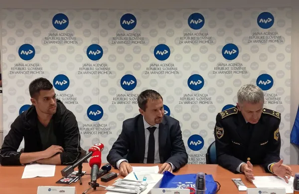 Marko Verdenik, Igor Velov in Ivan Kapun (z leve) so včeraj 
ponovno opozorili na nevarnost vožnje pod vplivom alkohola 
in prepovedanih drog. 