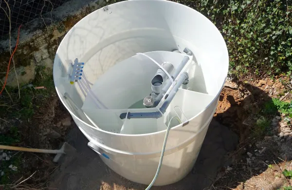 Lastnik male komunalne čistilne naprave  mora v 15 dneh po 
začetku delovanja z obrazcem o tem obvestiti izvajalca javne 
službe in priložiti izjavo o skladnosti, tehnično dokumentacijo 
in vodno soglasje.