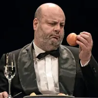 Jernej Šugman kot ata Ubu  v odmevni Lorencijevi uprizoritvi  Jarryjevega Kralja Ubuja ...
