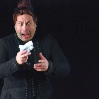 ... in kot tašča v nemi uspešnici,  Lubitschevi burleski Ko sem bil mrtev, ki jo je režiral Diego de Brea.   