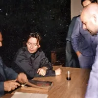 Igralec Radko Polič - Rac, režiser Andrej Košak in Jernej 
Šugman med snemanjem filma Zvenenje v glavi (2002) v 
pivški vojašnici 