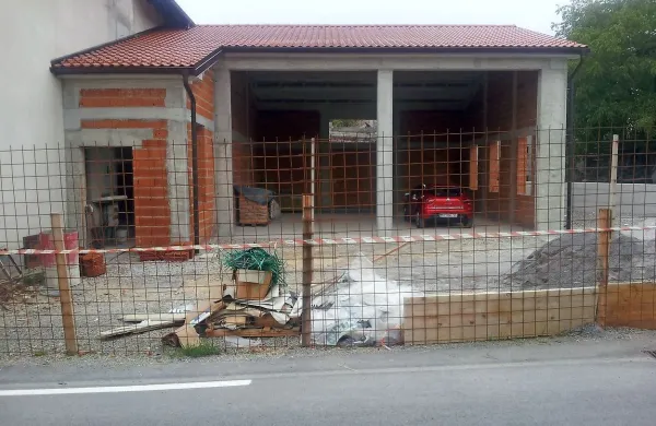 V prizidku bo garaža za gasilska vozila PGD Knežak.