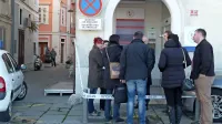 Februarja lani je  neprištevni Koprčan v piranskem zdravstvenem domu  22-krat zabodel medicinsko sestro. Delovno 
sodišče je ugodilo njeni tožbi proti piranskemu zdravstvenemu domu in ji prisodilo odškodnino.  