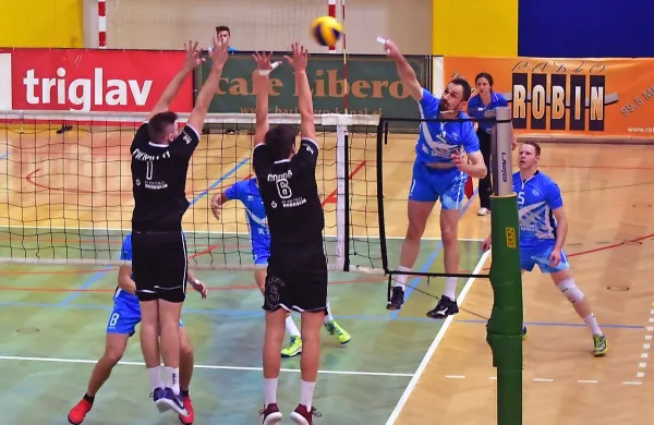 Salonitov kapetan Dejan Čabarkapa je skoraj vedno našel 
pot mimo bloka Gen-I Volleya, v katerem sta na posnetku 
Danijel Filiputti (1) in Jani Godnič (6).
