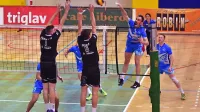 Salonitov kapetan Dejan Čabarkapa je skoraj vedno našel 
pot mimo bloka Gen-I Volleya, v katerem sta na posnetku 
Danijel Filiputti (1) in Jani Godnič (6).