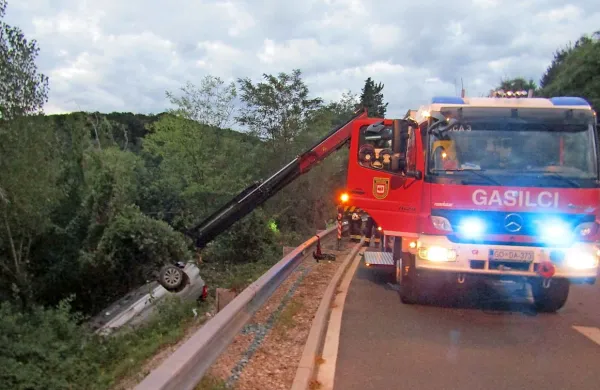 



Novogoričan je zaradi neprilagojene hitrosti sredi avgusta v 
zgodnjih jutranjih urah trčil v ograjo pred Qlandio in z vozilom 
pristal na strehi pod cesto.