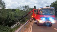 



Novogoričan je zaradi neprilagojene hitrosti sredi avgusta v 
zgodnjih jutranjih urah trčil v ograjo pred Qlandio in z vozilom 
pristal na strehi pod cesto.