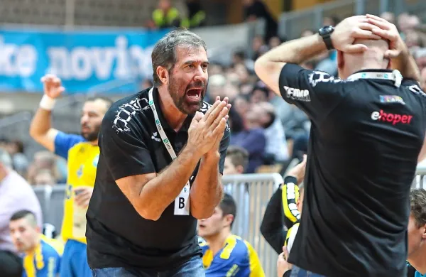Veselin Vujović je v škofjeloškem Podnu ob (pre)številnih 
izključitvah svojih varovancev povsem izgubil živce. O kazni 
ob modrem kartonu bo odločala disciplinska komisija.