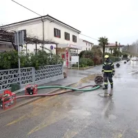 Strunjan  - gasilci črpajo vodo iz kanalizacije.