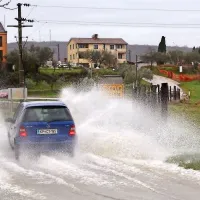 Poplavljena cesta do sečoveljske šole.