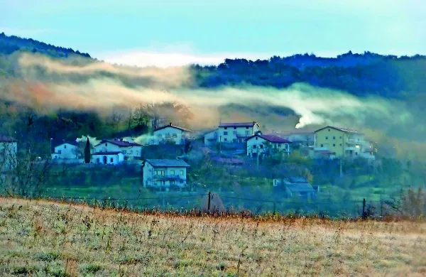 V brezvetrju se v naseljih in mestih pojavlja nevarni smog, ki 
vsebuje vrsto zdravju škodljivih delcev, ki jih vdihavamo. 