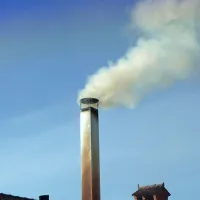 K onesnaževanju  prispevajo tudi nekateri obrati in proizvodne dejavnosti, ki v dimnikih nimajo vgrajenih najsodobnejših  filtrov in drugih podobnih  naprav. 