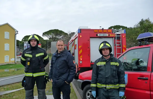 Gasilci koprske  brigade   z vodjo  operative Sandijem Jugovcem (v sredini)  
