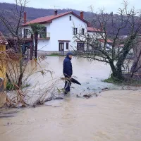 ... pa tudi po   dvorišču Križmanovih. “Cesta, ki vodi do naše  
hiše, je spet povsem po plavljena,” je bil včeraj  obupan Guido  
Križman, ki živi  na meji  med piransko in izolsko občino.   