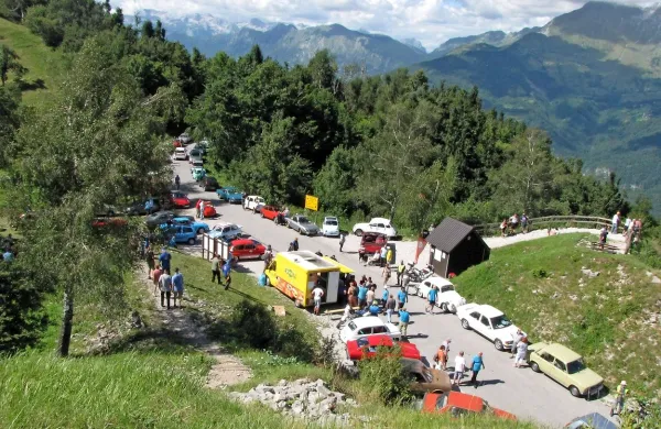 Člani  Avto Karete na  panoramski vožnji po Kolovratu, kjer so 
si ogledali muzej na prostem iz prve svetovne vojne.  