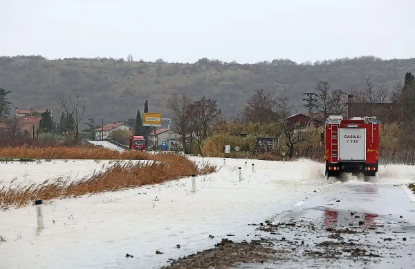 Takšna je bila v ponedeljek glavna cesta, ki vodi  do mejnega 
prehoda Sečovlje ... 