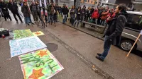 Shod ni beležil množične udeležbe; skupaj z vsemi sindikalnimi predstavniki je prišlo kakih 50 ljudi.  