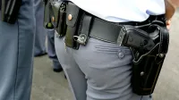 Policisti s puškami pri Slavčku