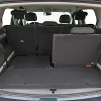 Testna izvedenka je imela zložljiva sedeža v prtljažniku. Uporabno, a le v redkih primerih.