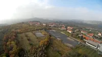 Parceli nad nedokončanim baliniščem pri OŠ Škofije merita 
6600 kvadratnih metrov. Meja ene izmed njiju poteka le slaba 
dva metra od betonskega roba balinišča.