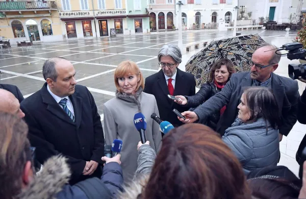 Generalna sekretarka vlade Lilijana Kozlovič je novinarjem 
zatrdila, da hrvaški ribiči ne bodo lovili v Piranskem zalivu. 