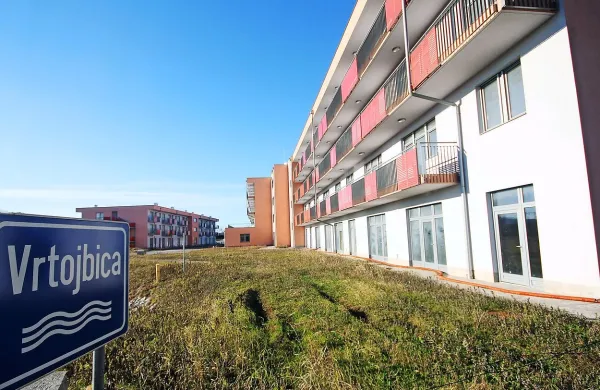 Objekt v Vrtojbi bi  lahko nudil 38 varovanih stanovanj in 120 
postelj za dom upokojencev, pa je že nekaj let prepuščen 
zobu časa. 