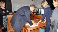 Boris Popovič je prejšnji petek v Postojni podpisal zapisnik o 
razglasitvi sodbe, s katero ga je sodišče obsodilo zaradi 
nevestnega dela v službi.
