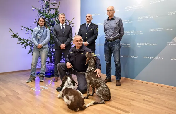 Na tiskovni konferenci sta sodelovala tudi policijska psa. 