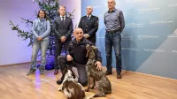 Na tiskovni konferenci sta sodelovala tudi policijska psa. 