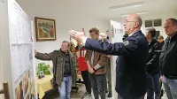 Komandir novogoriške policijske postaje za izravnalne ukrepe Alojz Žerak (v sredini) je obiskovalcem predstavil razstavo, 
ki so jo pripravili od 10-letnici delovanja.