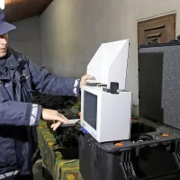 Napravo, ki odkriva utrip srca ilegalnih prebežnikov, uporabljajo predvsem pri poostrenem nadzoru tovornjakov  na 
avtocestah.