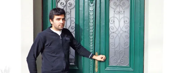 Rojčevo hišo krasijo 110 let stara vrata, ki jih je restavriral 
sam.