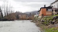 Pri Grabcu  je ob poplavah ogroženih več hiš in gospodarskih 
poslopij. 