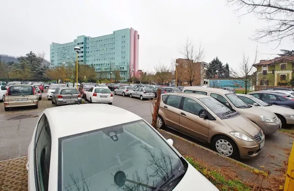 Ob določenih urah je okoli šempetrske bolnišnice zaparkiran sleherni kotiček, vendar  še eno 
parkirišče ne bi ničesar spremenilo.