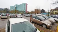 Ob določenih urah je okoli šempetrske bolnišnice zaparkiran sleherni kotiček, vendar  še eno 
parkirišče ne bi ničesar spremenilo.
