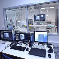 Tik pred uradnim odprtjem nove pridobitve so v SBI na 
angiografu že zdravili pacienta s krvnim strdkom v žili.  