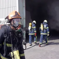  Samo iz koprske gasilske brigade je v luško enoto v zadnjih 
dveh letih “zbežalo” sedem gasilcev, nekaj pa jih je bilo tudi iz 
drugih primorskih poklicnih enot.