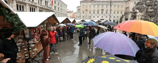 Dobršen del letošnjih štirih adventnih tednov je minil pod 
dežniki, tudi v Trstu. 