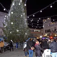 Koprski Titov trg je spet gostil drsališče, a je dež žal topil led.   