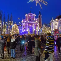 Ljubljansko Tromostovje je magnet za turiste. 
